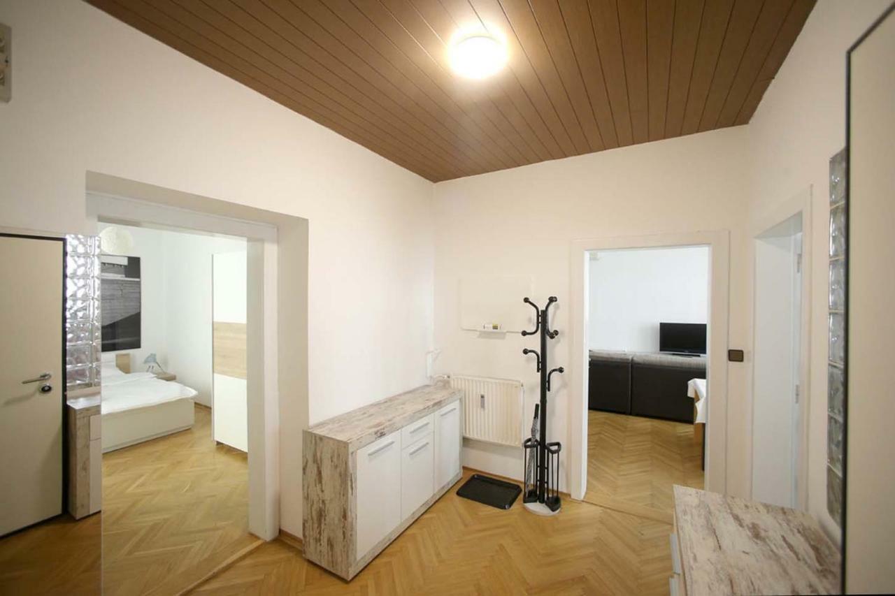 Skyscraper Apartment Tour As リュブリャナ エクステリア 写真